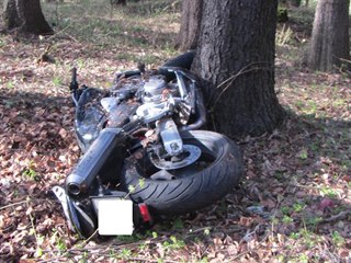 Devětadvacetiletý motocyklista nepřežil u Horní Lhoty na Zlínsku čelní střet s...