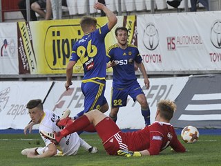 Zlínský brankář Zdeněk Zlámal čelí jihlavské šanci, v níž se ocitli Martin Nový...
