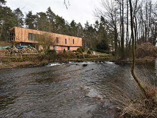Dům s terasou a dvěma lodžiemi stojí v obci nedaleko Slatiňan, v krásném údolí...