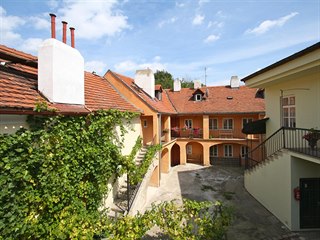 Černínská, Praha 1-Hradčany. Dům prošel rekonstrukcí v roce 2009.