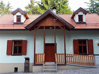 Hrad Radyni postavil Karel IV., hájovnu pod ním vybudovali v roce 1900...