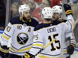 Ryan O’Reilly (vlevo), Jack Eichel a Sam Reinhart z Buffalo Sabres se radují z...