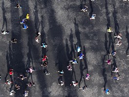 MARATONCI. Závodníci bí po bulváru Avenue des Champs-Élysées na startu 42....