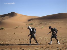PÍSENÁ POU. Úastníci 33. roníku závodu Marathon des Sables kráí Saharskou...