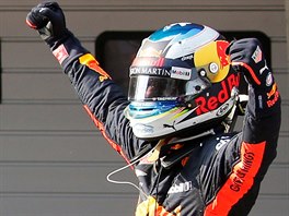 Daniel Ricciardo z Red Bullu slav triumf na Velk cen ny.