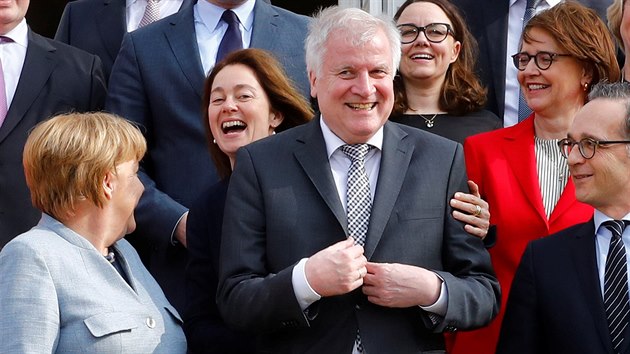 Vjezdn zasedn nmeck vldy na zmku Meseberg. Uprosted ministr vnitra Horst Seehofer (10. dubna 2018)