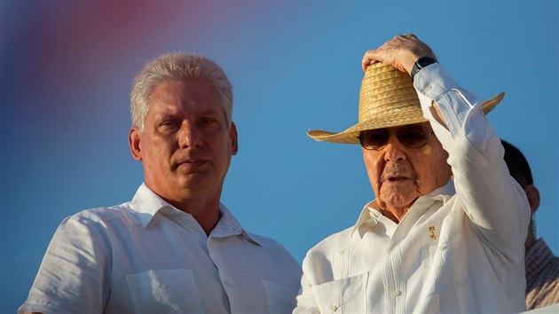 Miguel Daz-Canel a Ral Castro na prvomjovm pochodu v Havan (1. kvtna 2016)