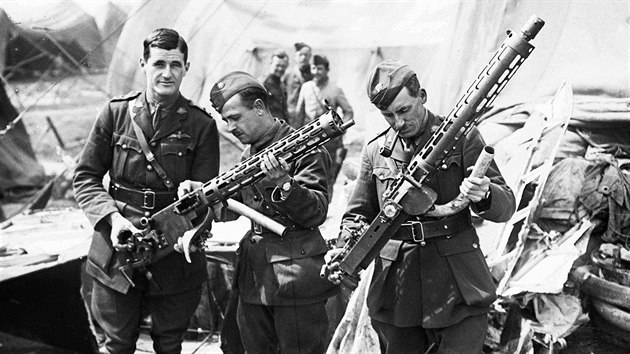 Kanadt vojci si prohlej kulomety z trojplonku Manfreda von Richthofena
