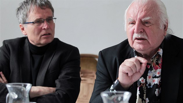 Milan Knk na tiskov konferenci v Galerii umn Karlovy Vary s editelem galerie Janem Samcem (vlevo).