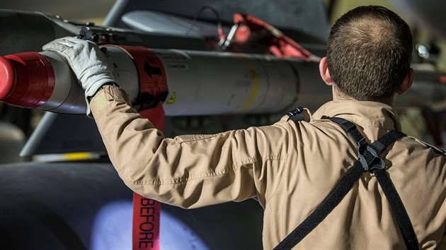 Sthac letoun se pipravuje na vzltnut z vojensk zkladny RAF, kterou m Britnie na Kypru. Pilot letounu typu Tornado kontroluje zbran (14. dubna 2018)
