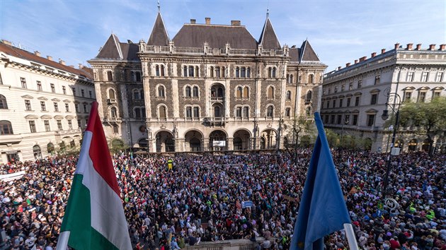 Nkolik tisc Maar protestovalo v Budapeti proti vsledku parlamentnch voleb, ve kterch zvtzil premir Viktor Orbn. (14. dubna 2018)