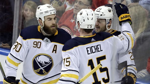 Ryan OReilly (vlevo), Jack Eichel a Sam Reinhart z Buffalo Sabres se raduj z glu.