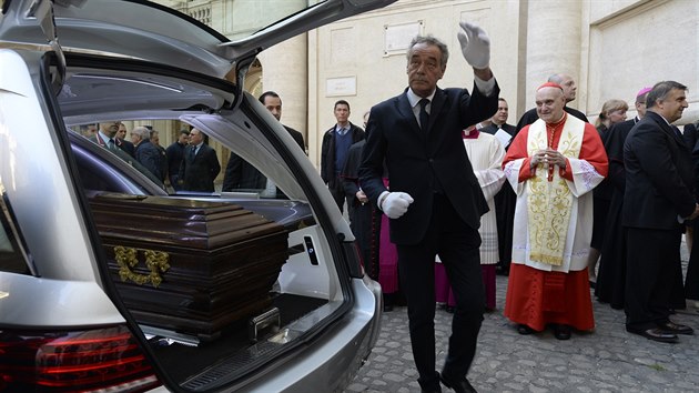 Z vatiknsk baziliky sv. Petra vyzdvihli ostatky kardinla Josefa Berana k repatriaci do esk republiky (19. dubna 2018).