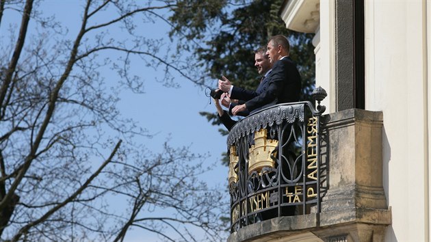 Premir v demisi Andrej Babi (vpravo) pijal 11. dubna 2018 v prask Kramov vile novho premira Slovenska Petera Pellegriniho.