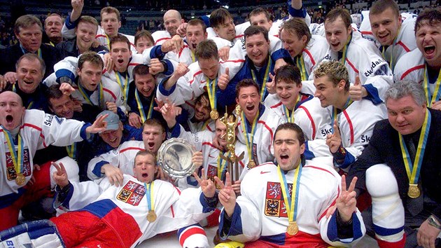 ei se radují ze zisku zlatých medailí na hokejovém ampionátu v Petrohradu....