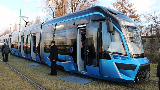 Odvn design z Polska. Prototyp nzkopodlan tramvaje od spolenosti Modertrans jezd vPoznani. Ptilnkov tramvaj je vyhotovena v modrm laku a ji po svm pedstaven zaujala odvnm designem, kter se dokal na jae 2017 i ocenn na poznaskm veletrhu, kde prototyp obdrel ocenn Top Design.