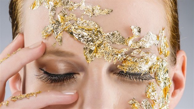 Zlat pltky jsou oblbenm nstrojem vizist, kte s nimi dok vykouzlit make-up jako z pohdky.