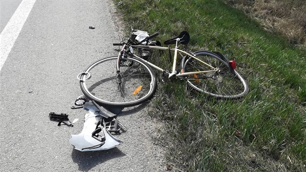 Cyklista chtl pejet silnici mezi Planou nad Lunic a Sezimovm stm, ale srazilo ho auto.