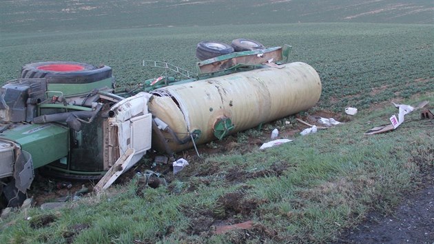 Mlad idi pevrtil mezi Strovicemi a Kyjovem traktor s cisternou na bok. Pi nehod vypadl na silnici a utrpl vn zrann.