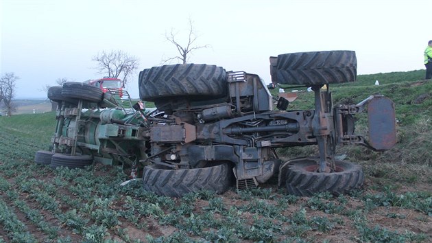 Mlad idi pevrtil mezi Strovicemi a Kyjovem traktor s cisternou na bok. Pi nehod vypadl na silnici a utrpl vn zrann.