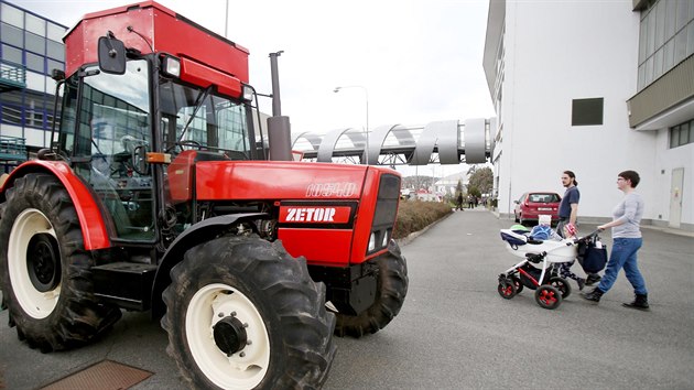 Speciln traktor Zetor m na stee kabiny nstavbu, v n je uloeno pt natlakovanch lahv se zemnm plynem. Ten doke nahradit naftu.