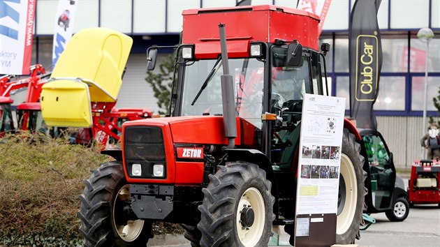 Speciln traktor Zetor m na stee kabiny nstavbu, v n je uloeno pt natlakovanch lahv se zemnm plynem. Ten doke nahradit naftu.