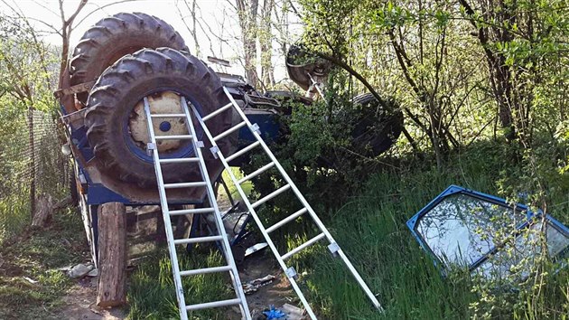 V Moravskch Brnicch se pevrtil traktor thnouc vleku s devem. Jeho idi utrpl zrann nohy.