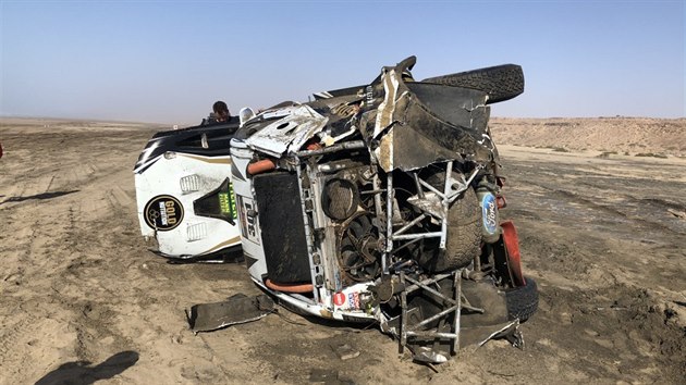 Brnnsk zvodnk Tom Ouednek na rallye Morocco Desert Challenge proil hrznou nehodu. Pot, co jeho Ford Ranger Dakar v pln rychlosti vletl do dry, se devtkrt otoil ve vzduchu. Pilot i jeho navigtor ze znienho auta vyli nezranni.