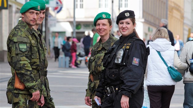 V centru Karlovch Var hldkovali policist spolen se zloky, kte se astn cvien Hradba 2018. Na snmku zloaka Alena vehlov spolen s velitelkou hldky Petrou Davdkovou. eny doplnila jet dvojice dalch zlok.