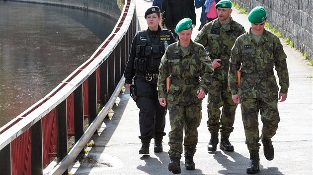 V centru Karlovch Var hldkovali policist spolen se zloky, kte se astn cvien Hradba 2018. Na snmku zloaka Alena vehlov spolen s velitelkou hldky Petrou Davdkovou. eny doplnila jet dvojice dalch zlok.