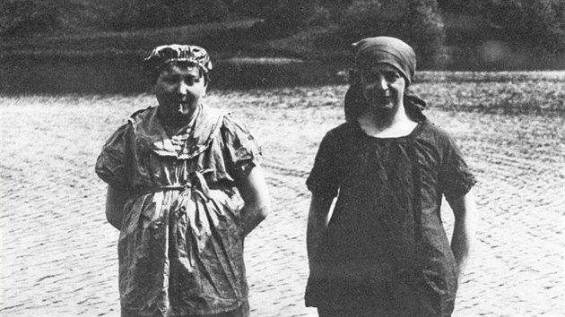 Spisovatel&eacute; Jaroslav Ha&scaron;ek (vlevo) a Zdeněk Matěj Kuděj na v&yacute;letě v roce 1914. Tuhle fotku zaslali do redakce Světozoru.