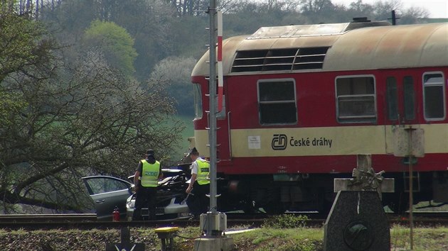 Druh smrteln nehoda po srce auta s vlakem se stala na elezninm pejezdu u Lochovic na Berounsku (17.4.2018)