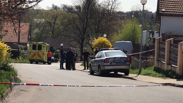 Ve Vrbanech na Kolnsku policie vyetuje smrt mue a vn zrann eny. (18.4.2018)