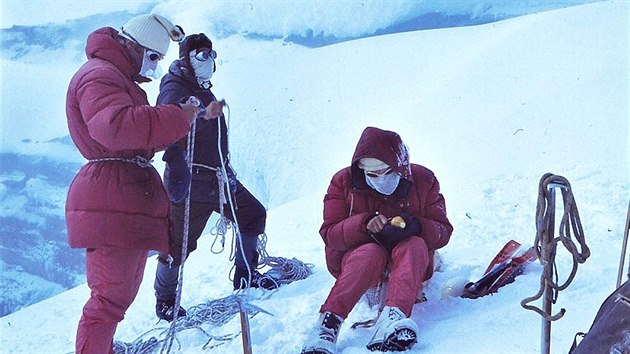 S sebou si pibalili i dchac masky kvli sirnm vparm. Kvli ledovm pevism se na dno vulknu dostali 2. z 1972 jen dva lezci  Mloch a Dobrzynski. Dchac masky nakonec nepotebovali.