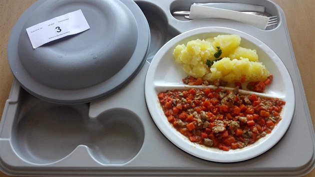 Dušené vepřové, které na první pohled nevypadá, jako by právě opustilo kuchyni. Maso, omáčka a příloha v jednom nevýrazném talíři.