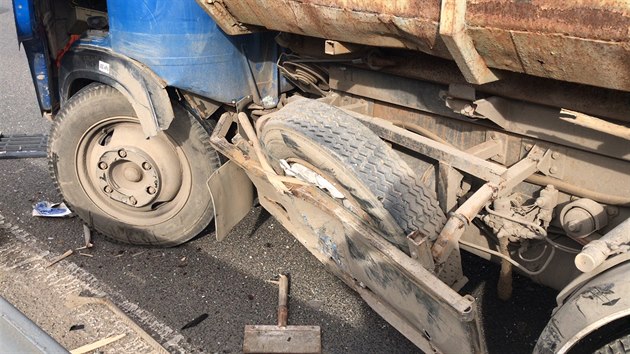 Nehoda dvou nkladnch auta a jednoho osobnho omezila dopravu na Jin spojce. (13.4.2018)