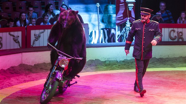 Momentka z vystoupen Nrodnho cirkusu Original Berousek, vpravo Ji Berousek mlad, kter je od roku 2011 principlem.