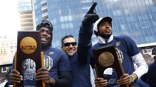 Eric Paschall (vlevo), Mikal Bridges (vpravo) a mezi nimi jejich trenr Jay Wright pi oslav univerzitnho titulu Villanovy v ulicch Filadelfie.