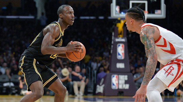 Andre Ingram (vlevo) z LA Lakers si chyst tok kolem Geralda Greena z Houstonu.