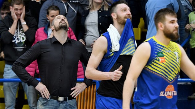 f steckho basketbalu Tom Hrub (vlevo), David teffel a Filip md lituj, e se nepovedlo otoit duel s Pardubicemi.