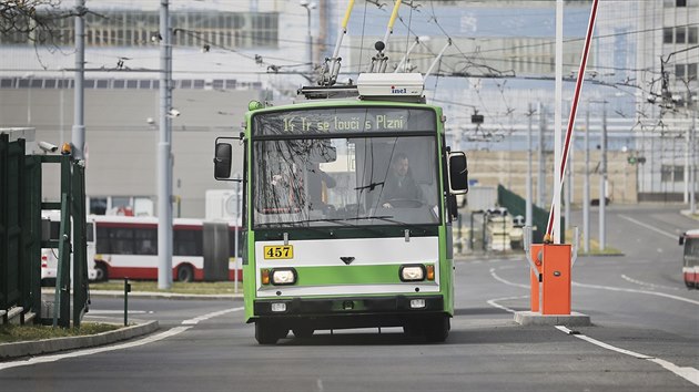 Hranat trolejbusy 14 Tr, kter vozily cestujc v Plzni 38 let, vera vyjely na posledn jzdu. Ode dneka je nahradily nzkopodlan trolejbusy. (9. 4. 2018)