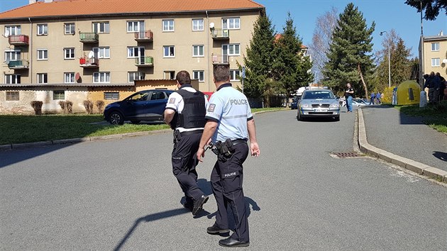 V azylovm dom v Domalicch dnes dopoledne stlel tyiaticetilet mu. Dva policisty postelil a nakonec zbra obrtil proti sob. (10. 4. 2018)