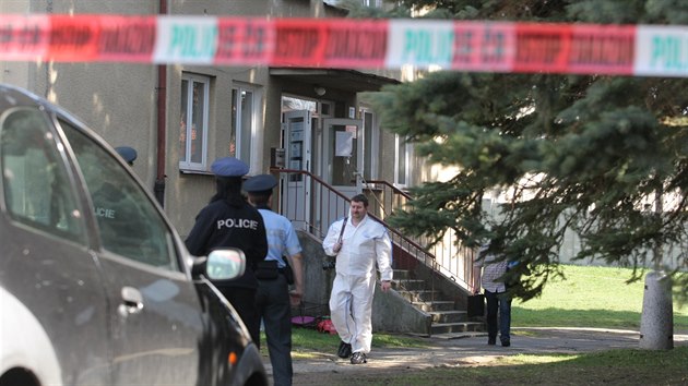 Psychicky nemocn mu dnes dopoledne postelil v Domalicch dva policisty. Zbra nakonec pouil proti sob a zemel. (10. 4. 2018)