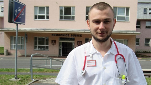 Lka Michail Voloak odeel z Ukrajiny a zaal pracovat v suick nemocnici. Te se chce nauit dobe mluvit esky.