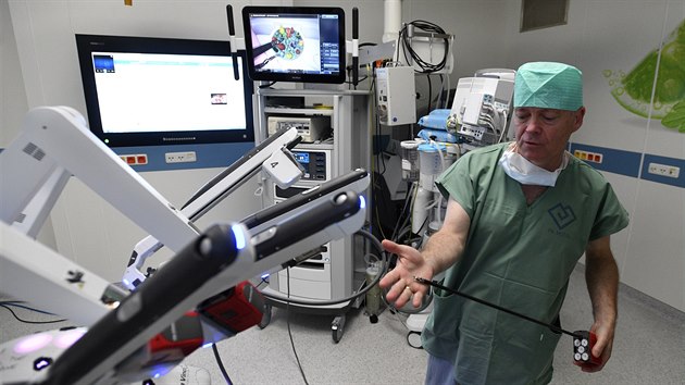 Marek Babjuk, pednosta urologick kliniky prask Fakultn nemocnice v Motole, pedstavil operan prostory novho Centra robotick chirurgie. (19. dubna 2018)