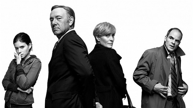 Kate Mara, Kevin Spacey, Robin Wrightov a Michael Kelly v serilu Dm z karet (2013)