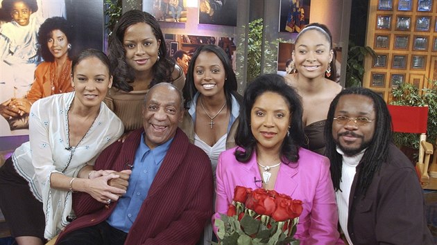 Hvzdy serilu Cosby Show: Sabrina Le Beaufov, Tempestt Bledsoe, Bill Cosby, Keshia Knight Pulliamov, Phylicia Rashadov, Raven-Symone a Malcolm-Jamal Warner (New York, 2. kvtna 2002)