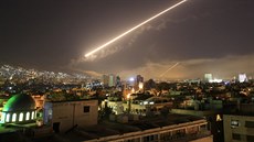 Noní obloha nad Damakem bhem úder USA, Británie a Francie na Sýrii (14....