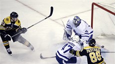 Brad Marchand z Bostonu (vlevo) dává gól, kterému nestihli zabránit gólman... Brad Marchand z Bostonu (vlevo) dává gól, kterému nestihli zabránit gólman...