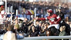 Žokej Davy Russell zdraví diváky poté, co v sedle Tiger Rolla vybojoval... Žokej Davy Russell zdraví diváky poté, co v sedle Tiger Rolla vybojoval...